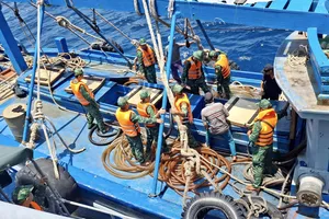 Biên phòng Trà Vinh phát hiện tàu chở 16.000 lít dầu không rõ nguồn gốc