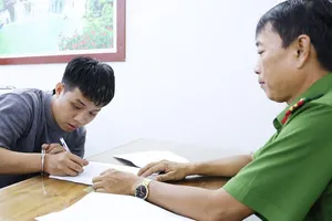 Bị can giết người ra đầu thú sau hơn 1 năm lẩn trốn ở Campuchia