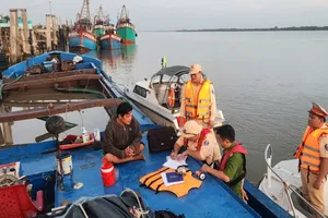 Thủy đoàn 2 phối hợp bắt 9 tàu, sà lan khai thác cát trái phép trên sông Tiền