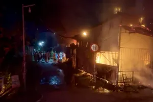 An Giang: Kịp thời cứu bé trai mắc kẹt trong căn nhà khoá cửa bị cháy 