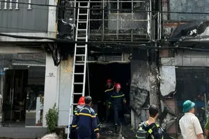 Cháy cửa hàng điện thoại di động ở Cần Thơ