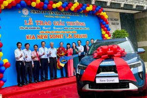 Khách hàng trúng thưởng ô tô trong chương trình tri ân của Yến sào Khánh Hoà