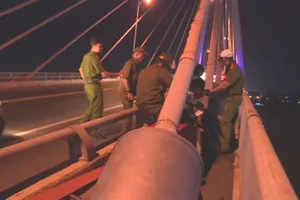 Công an ngăn kịp thời thanh niên có ý định nhảy cầu Rạch Miễu tự tử