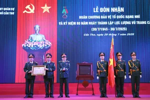 Lực lượng vũ trang Cần Thơ đón nhận Huân chương Bảo vệ Tổ quốc hạng Nhì