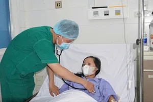 Sau 5 năm chống chọi bệnh suy thận, cô giáo được mẹ trao sự sống lần 2