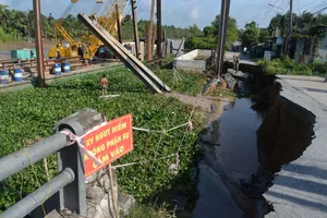 Khẩn trương khắc phục sạt lở tại cầu Kinh Xáng Cụt, Đồng Tháp