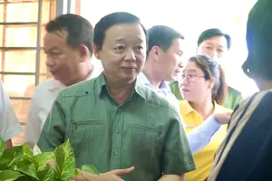 Phó Thủ tướng Trần Hồng Hà hướng dẫn, giải thích cho người dân làm thủ tục đất đai