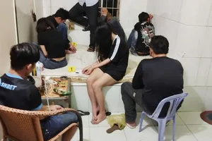 Bắt quả tang 11 nam nữ 'bay lắc' trong phòng trọ