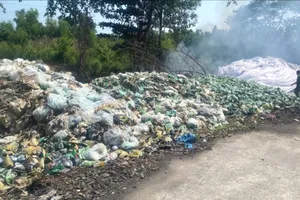 Khởi tố giám đốc 1 công ty đổ 270 tấn chất thải rắn ra môi trường