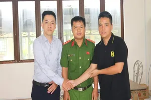 Công an hỗ trợ người đàn ông ở Hưng Yên nhận lại 2,3 tỉ đồng do chuyển khoản nhầm