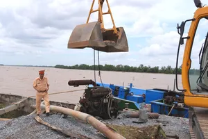 Đồng Tháp: Công an cùng người dân ngăn khai thác cát, sỏi lậu