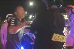 Tạm giữ người đàn ông chống đối kiểm tra nồng độ cồn, tự đập đầu vào kính