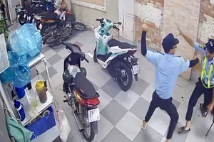 Mâu thuẫn với đồng nghiệp, bảo vệ quán hải sản bị đâm tử vong