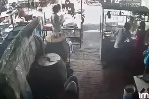 Buồn chuyện gia đình, người bán vé số vô cớ tấn công bằng dao 1 phụ nữ mang thai 