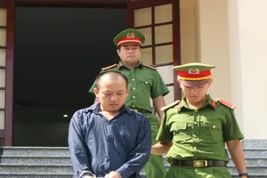 Hiếp dâm bé gái là ân nhân vừa cứu giúp vợ mình