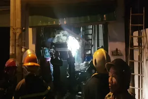 Cháy nhà chứa phế liệu nằm trong hẻm sâu