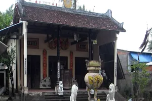 Lẻn vào đình trộm cả chuông lẫn lư đồng