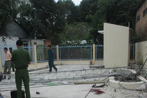 Ngã trụ phát sóng đài truyền thanh, 2 người thương vong