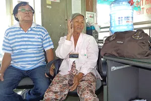 Bà cụ nghèo bán kẹo cao su không ham của rơi