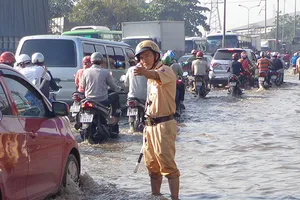 Cảnh sát lội nước điều tiết giao thông