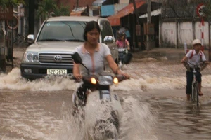 Nâng đường làm sao không gây ngập nhà dân?