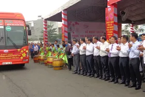 Bí thư Thăng tiễn người dân TP về quê ăn tết