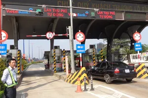 Xe đi xét được dán thẻ thu phí không dừng