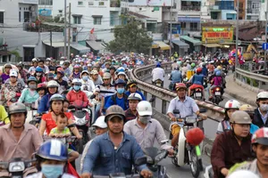 Cầu Nhị Thiên Đường 2: Kẹt xe sáng, trưa, chiều, tối