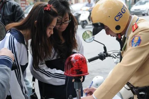 CSGT đập mũ bảo hiểm dỏm, trao mũ “xịn” cho dân