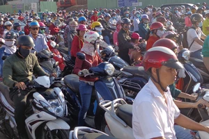 Đề xuất cấm xe máy chạy trên đường