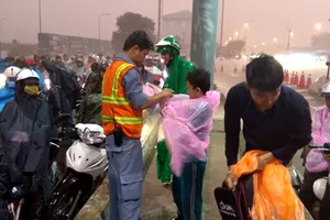 Phát áo mưa miễn phí cho dân qua hầm sông Sài Gòn