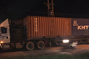 Bắt “sống” xe quá tải né trạm cân, đi vào đường cấm