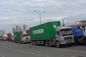 Tài xế ngồi bó gối vì kẹt xe xuyên đêm