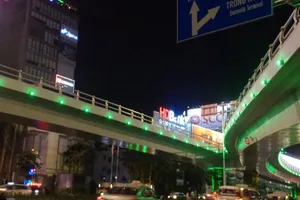 Lung linh sắc màu cầu vượt đường Trường Sơn