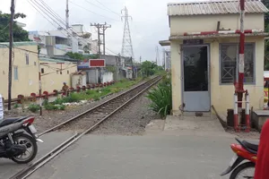 Vì gác chắn bé tẹo, cầu đường sắt Bình Lợi chậm tiến độ