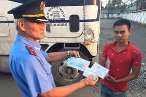 Xe chở quá tải, quá số khách tăng cao sau Tết