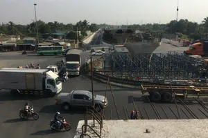 Phóng sự ảnh: Sắp thông xe hàng loạt cầu vượt, hầm chui
