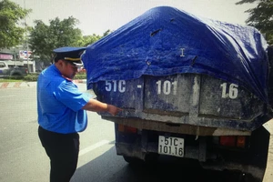 Xử lô cốt bầy hầy, xe tải phá đường nội đô