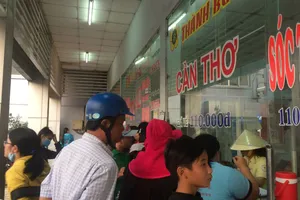 Đi miền Tây, khách nóng ruột chờ xe