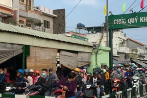 Chùm ảnh dòng xe đứng bánh ở phà Cát Lái