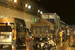 Giành 'giây phút vàng' cứu người bị nạn hầm sông Sài Gòn