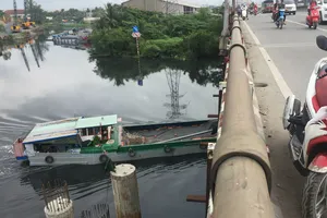 Nguy cơ nhiều cầu cũ, yếu bị tàu va là sập 