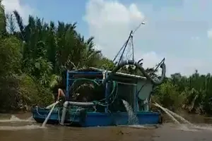 TP.HCM: Bắt đầu 'chặt' vòi bạch tuộc cát tặc trên sông