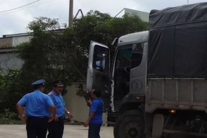 TP.HCM: Xe quá tải khó thoát dịp cuối năm 