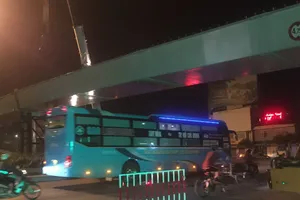 Lao dầm nhánh cuối cùng của cầu vượt ngã 7 Phạm Văn Đồng