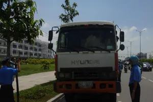 Siết chặt kiểm định xe đầu kéo, xe container, xe khách dịp Tết