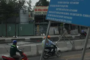 Lô cốt nghiêng, dân gọi, Thanh tra giao thông đã nghỉ hưu