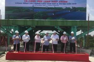 Hợp long nhịp chính cầu Vàm Sát 2, Cần Giờ