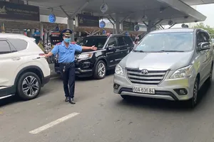 Thanh tra giao thông tăng cường điều tiết xe đón khách ở sân bay Tân Sơn Nhất