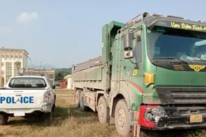 Bất tuân lệnh dừng, tài xế xe tải tông hỏng xe công vụ của CSGT